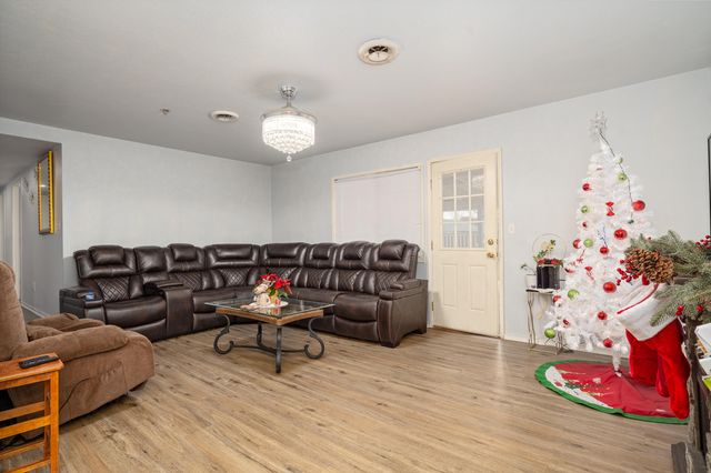 2441 N Keene Way Drive, Medford, OR 97504