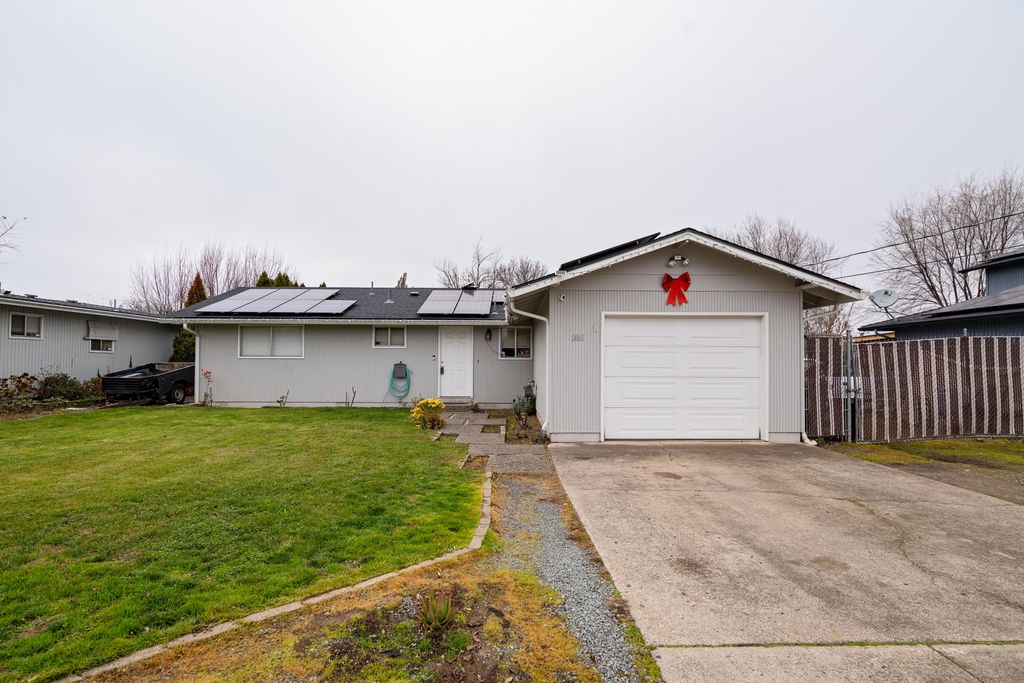 2441 N Keene Way Drive, Medford, OR 97504