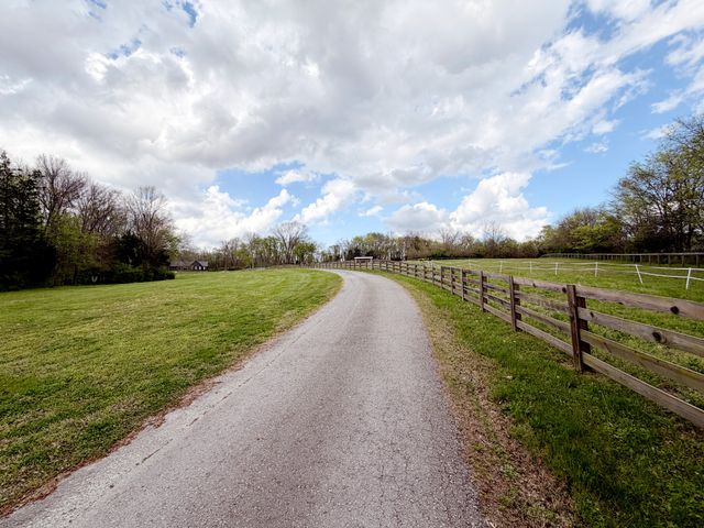 934 Hickory Hills Dr, Franklin, TN 37067