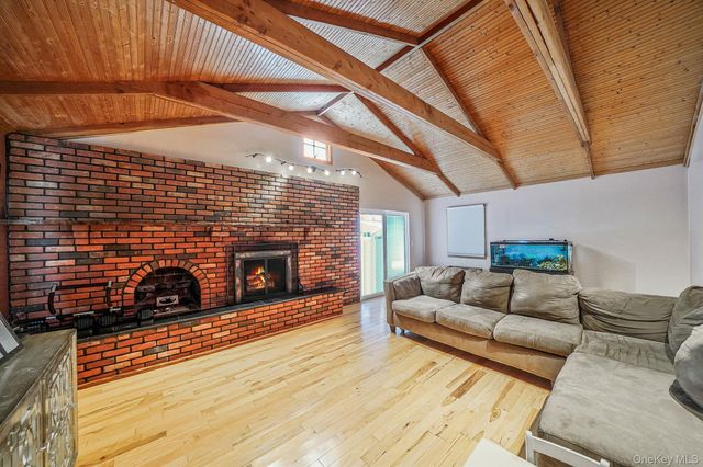 10 Nehring Avenue, Babylon, NY 11702