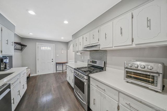 10 Nehring Avenue, Babylon, NY 11702