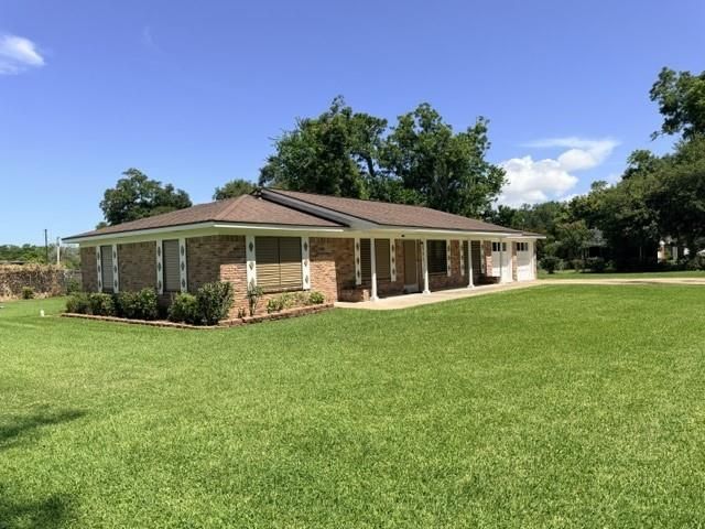 18 Hickory Court, Richwood, TX 77531