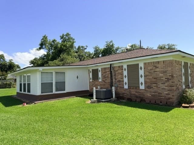 18 Hickory Court, Richwood, TX 77531
