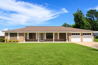 18 Hickory Court, Richwood, TX 77531