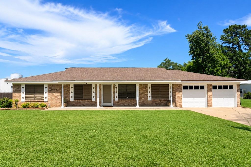 18 Hickory Court, Richwood, TX 77531