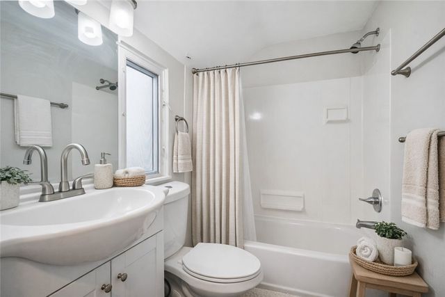 228 W Marigold St, Munhall, PA 15120