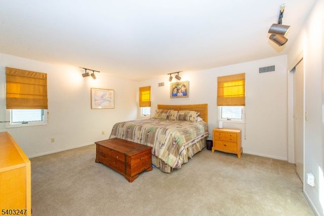 24 Malcolm Ct, Clifton City, NJ 07013