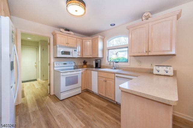 24 Malcolm Ct, Clifton City, NJ 07013