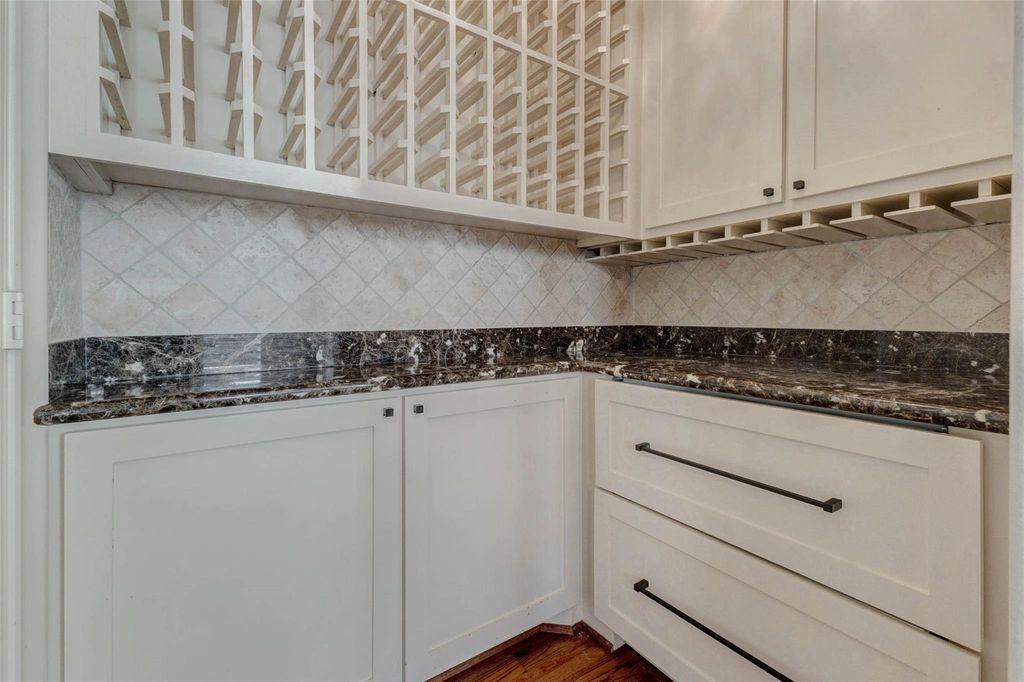 Image 10 of property listing at 5410 Valerie St, Bellaire, TX 77401