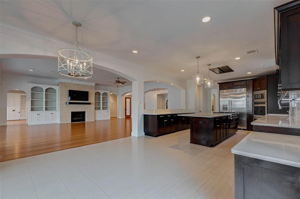 Image 14 of property listing at 5410 Valerie St, Bellaire, TX 77401