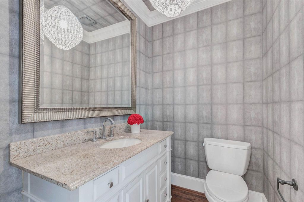 Image 16 of property listing at 5410 Valerie St, Bellaire, TX 77401