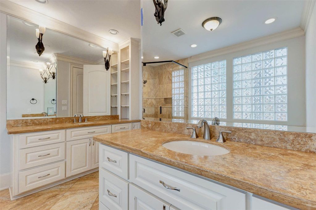 Image 19 of property listing at 5410 Valerie St, Bellaire, TX 77401