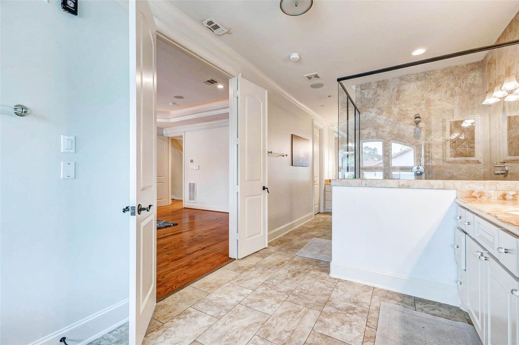 Image 22 of property listing at 5410 Valerie St, Bellaire, TX 77401