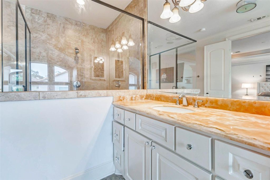 Image 23 of property listing at 5410 Valerie St, Bellaire, TX 77401