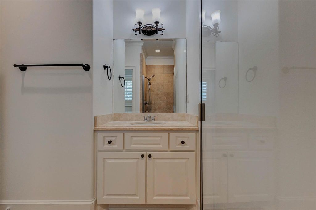 Image 28 of property listing at 5410 Valerie St, Bellaire, TX 77401