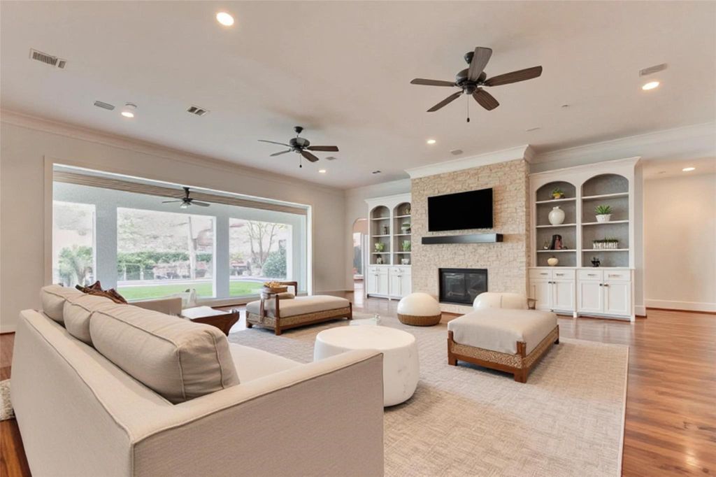 Image 3 of property listing at 5410 Valerie St, Bellaire, TX 77401