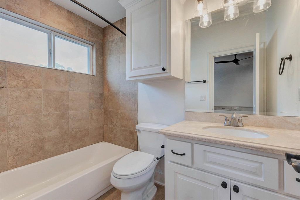 Image 30 of property listing at 5410 Valerie St, Bellaire, TX 77401