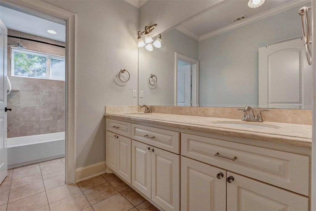 Image 32 of property listing at 5410 Valerie St, Bellaire, TX 77401