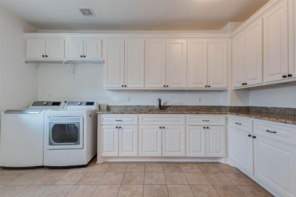 Image 33 of property listing at 5410 Valerie St, Bellaire, TX 77401