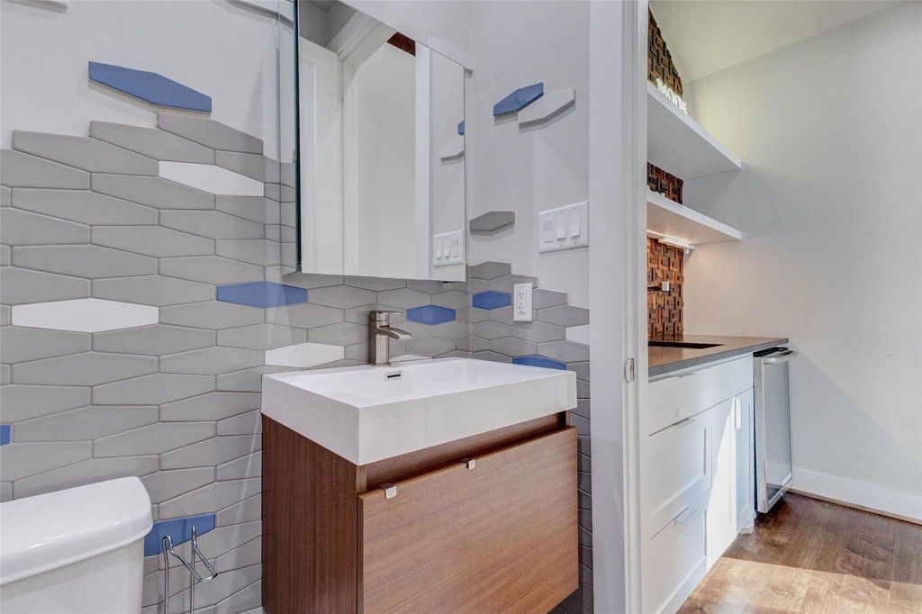 Image 38 of property listing at 5410 Valerie St, Bellaire, TX 77401