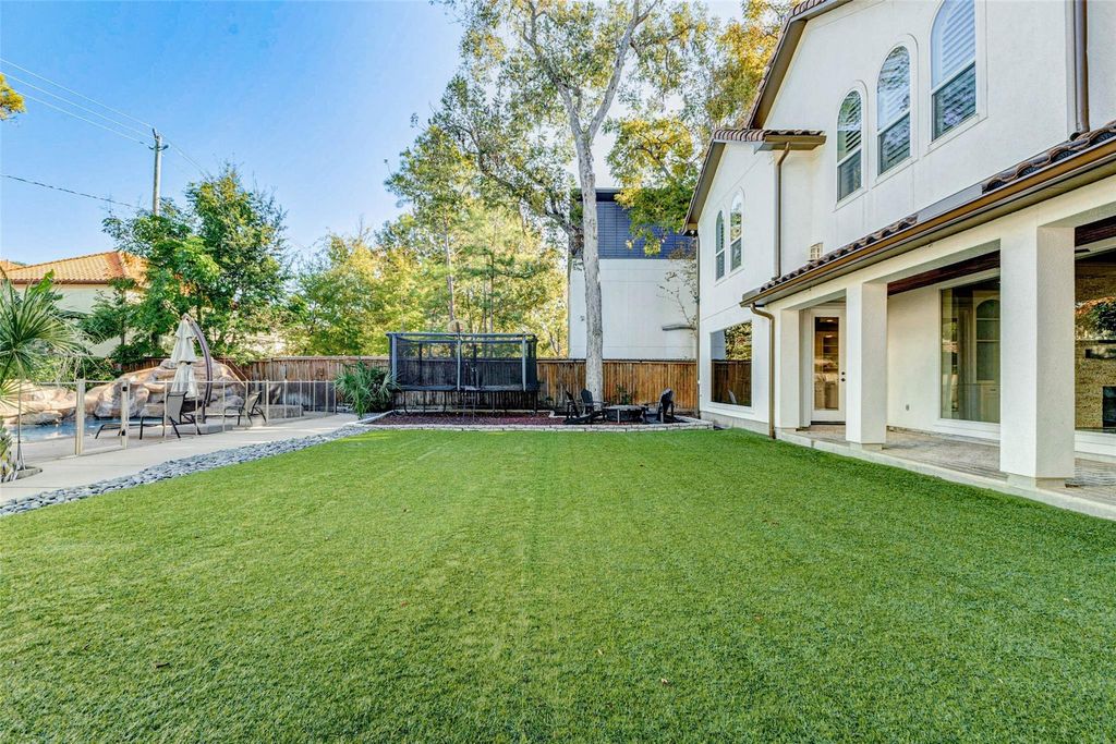 Image 41 of property listing at 5410 Valerie St, Bellaire, TX 77401