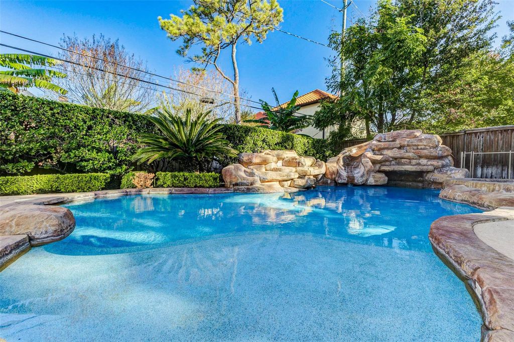 Image 43 of property listing at 5410 Valerie St, Bellaire, TX 77401