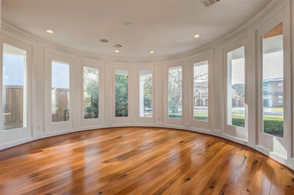 Image 7 of property listing at 5410 Valerie St, Bellaire, TX 77401