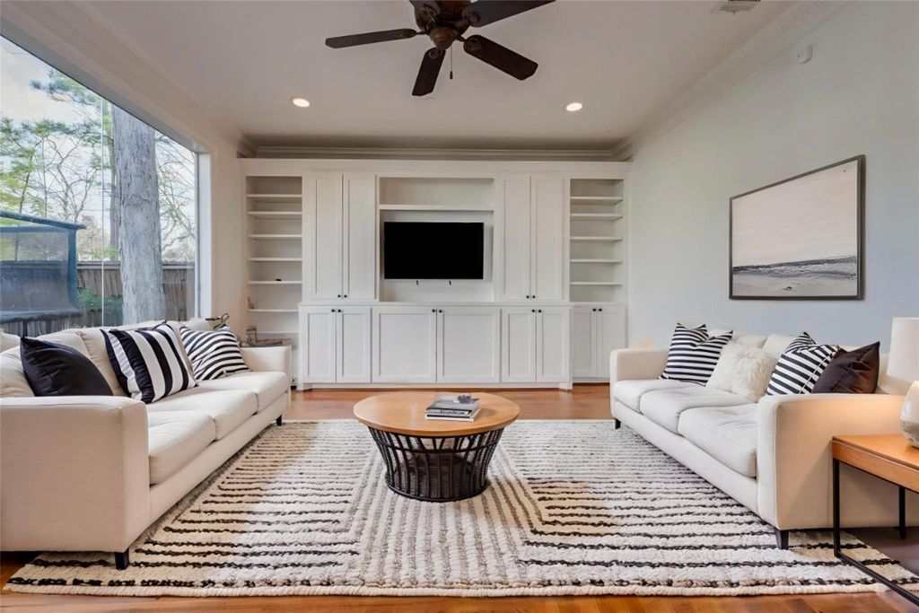 Image 8 of property listing at 5410 Valerie St, Bellaire, TX 77401
