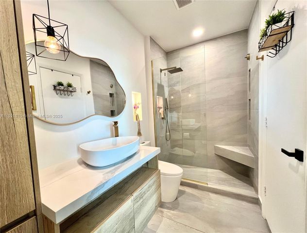 1900 N Bayshore Dr 909, Miami, FL 33132