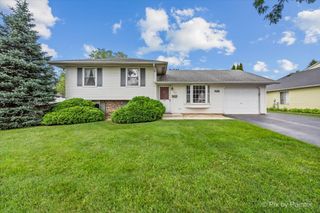 740 Country Lane S, Roselle, IL 60172