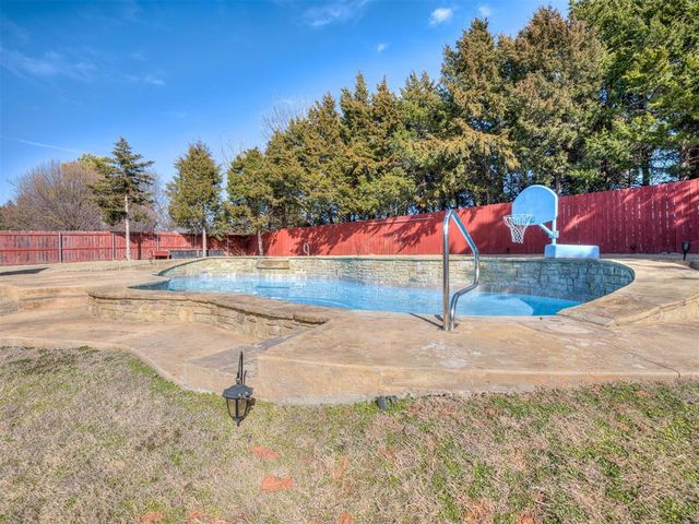 609 Winding Creek Road, Yukon, OK 73099