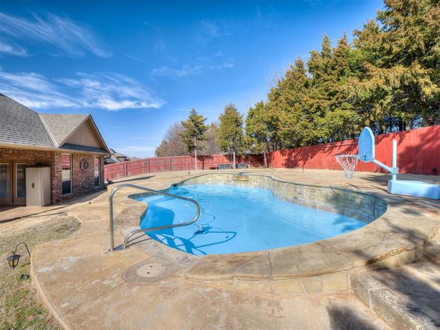 609 Winding Creek Road, Yukon, OK 73099