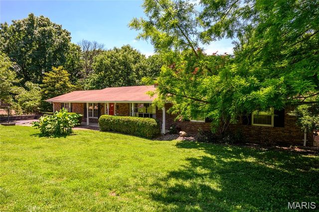 10814 Forest Circle Drive, Sunset Hills, MO 63128