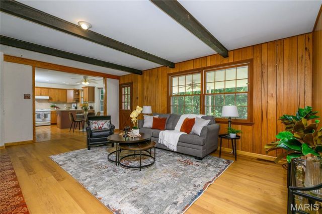 10814 Forest Circle Drive, Sunset Hills, MO 63128