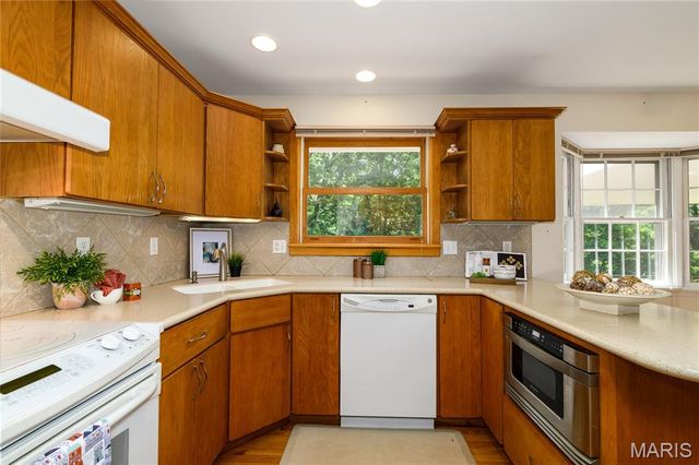 10814 Forest Circle Drive, Sunset Hills, MO 63128
