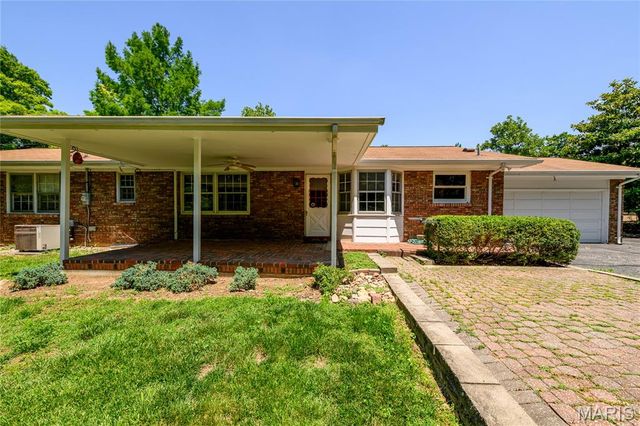 10814 Forest Circle Drive, Sunset Hills, MO 63128