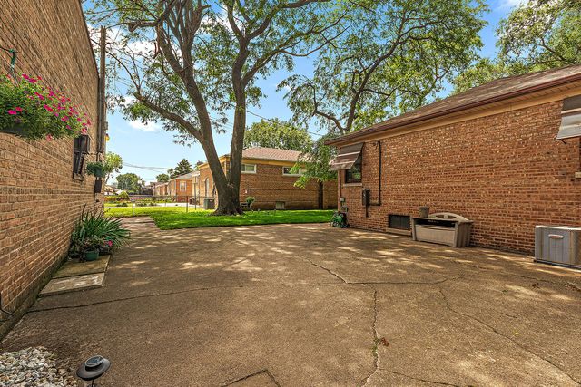 14401 S Hoxie Avenue, Burnham, IL 60633