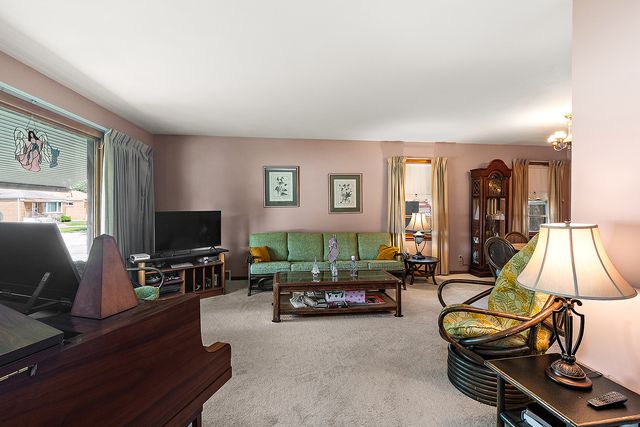 14401 S Hoxie Avenue, Burnham, IL 60633