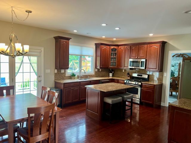 24 Endean Dr, Walpole, MA 02032