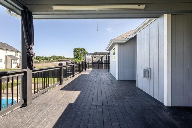 928 N Oak Terrace, Tonganoxie, KS 66086
