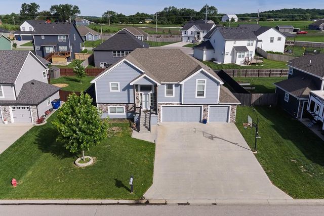 928 N Oak Terrace, Tonganoxie, KS 66086