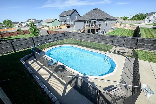 928 N Oak Terrace, Tonganoxie, KS 66086