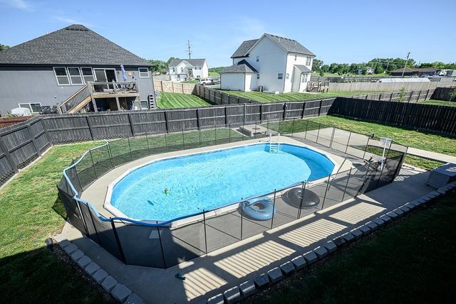 928 N Oak Terrace, Tonganoxie, KS 66086