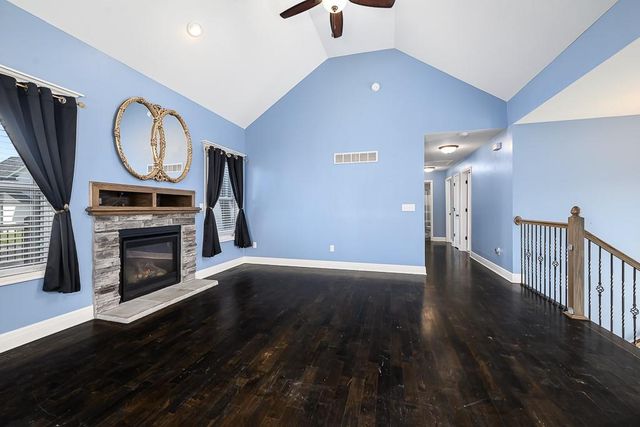 928 N Oak Terrace, Tonganoxie, KS 66086