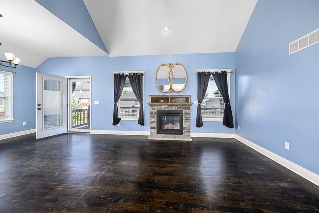 928 N Oak Terrace, Tonganoxie, KS 66086