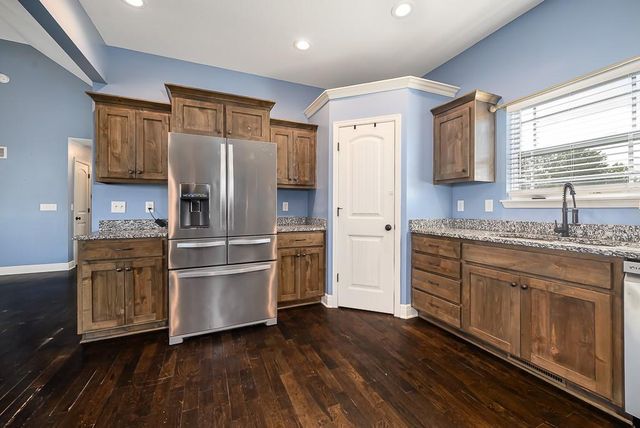 928 N Oak Terrace, Tonganoxie, KS 66086