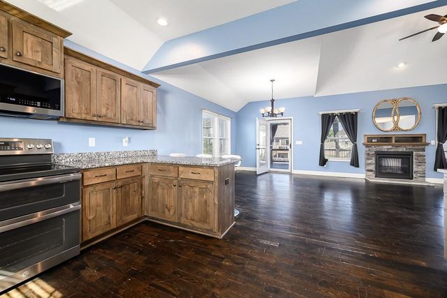 928 N Oak Terrace, Tonganoxie, KS 66086