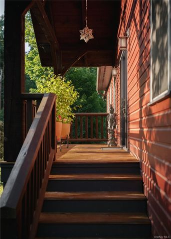 82 Near Road, Red Hook, NY 12571