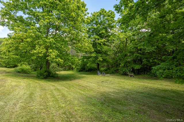 82 Near Road, Red Hook, NY 12571