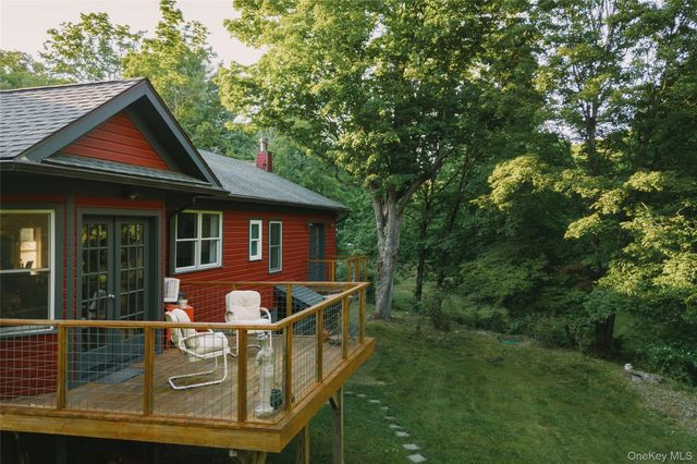 82 Near Road, Red Hook, NY 12571
